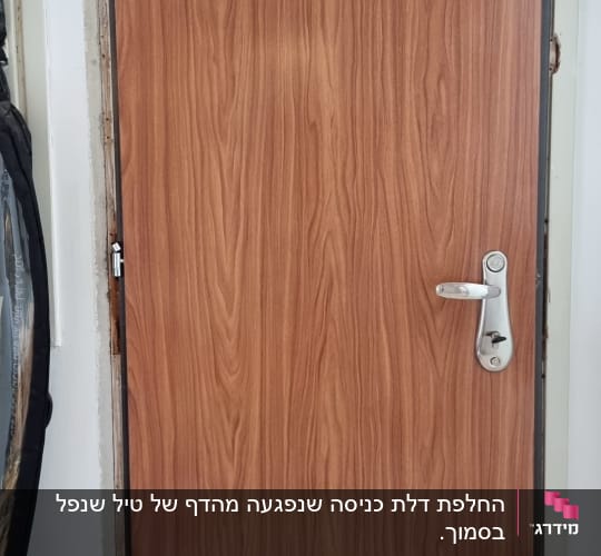 דלת עץ עם ידית מתכת